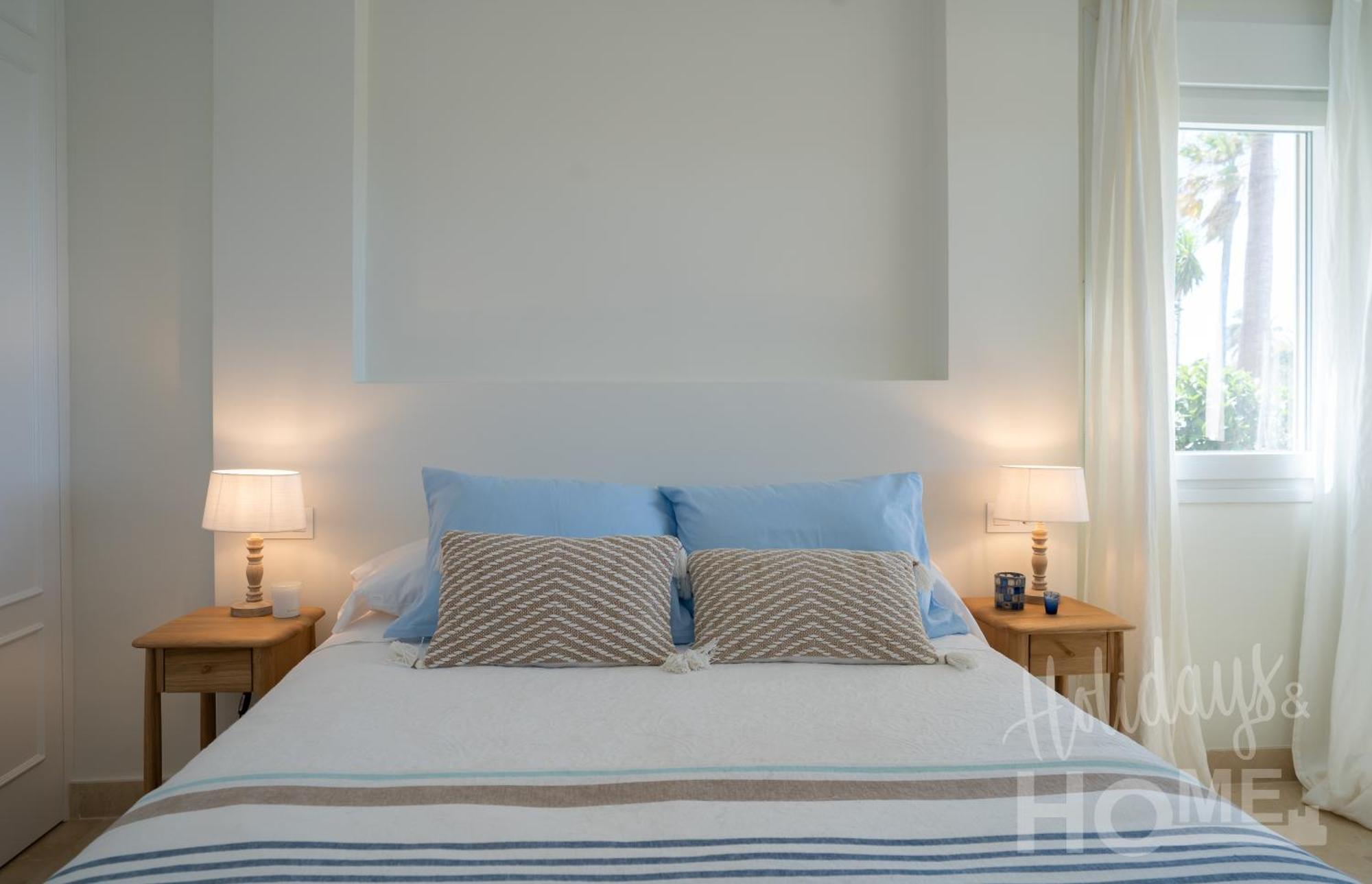 Beachfront Complex Neptuno Iii , Sea Views, Pool And Garden,elviria Apartment