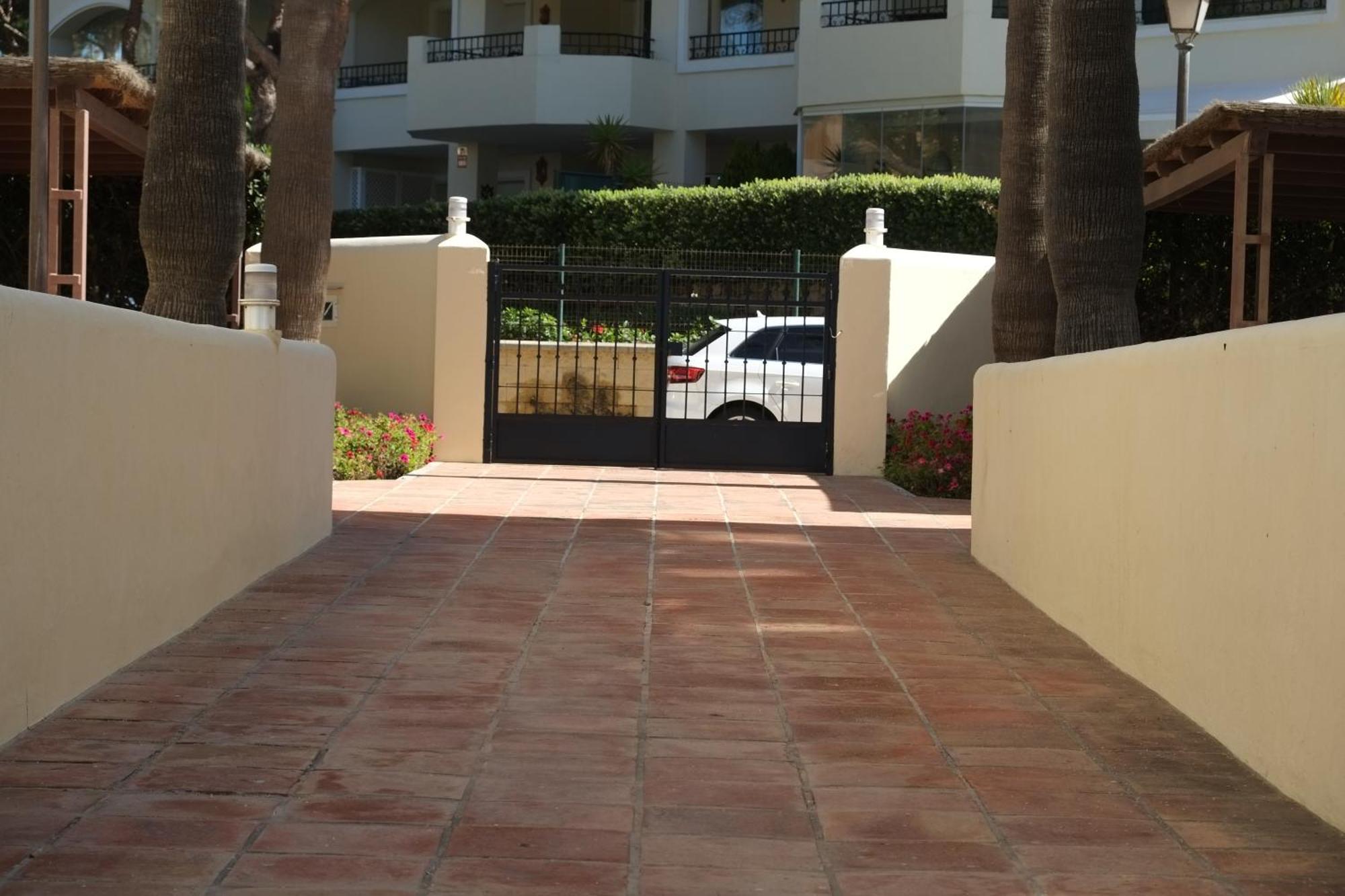 Beachfront Complex Neptuno Iii , Sea Views, Pool And Garden,elviria * Marbella