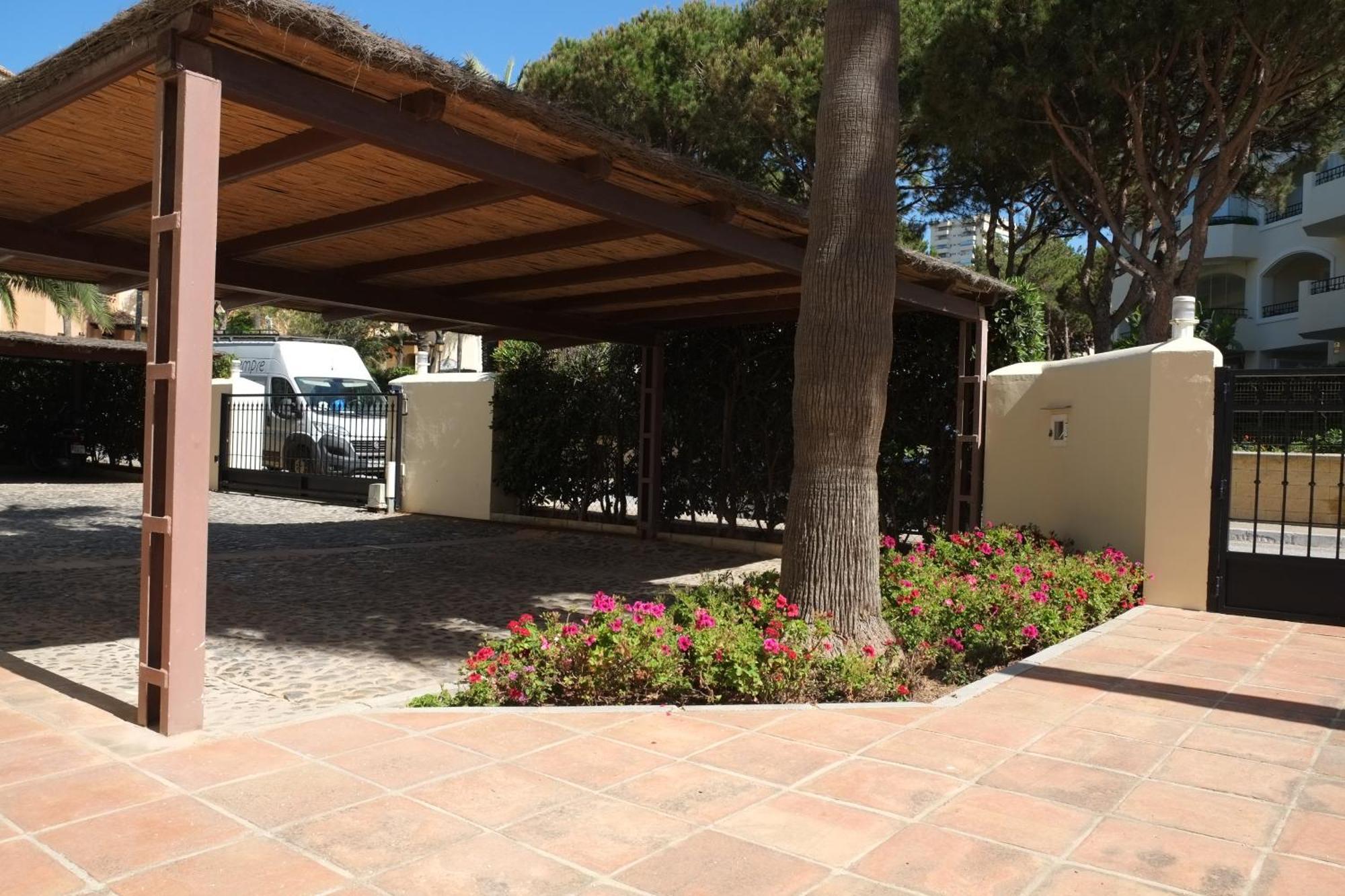 Beachfront Complex Neptuno Iii , Sea Views, Pool And Garden,elviria Marbella