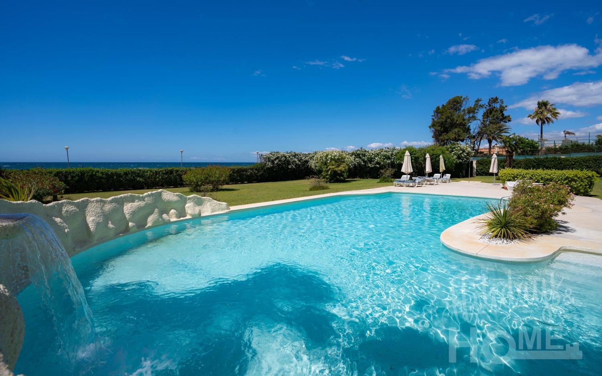 Beachfront Complex Neptuno Iii , Sea Views, Pool And Garden,elviria Apartment *