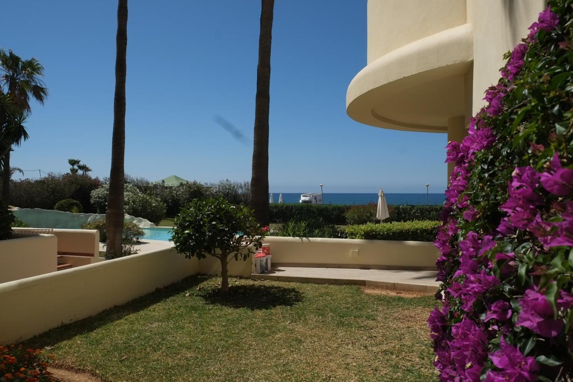 Beachfront Complex Neptuno Iii , Sea Views, Pool And Garden,elviria Apartment *